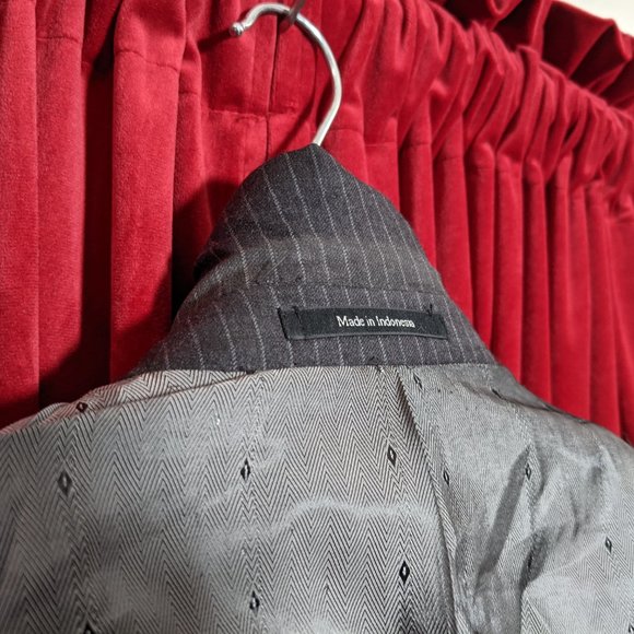 Joseph and Feiss Charcoal Pinstripe Suit (38L) - Picture 4 of 10